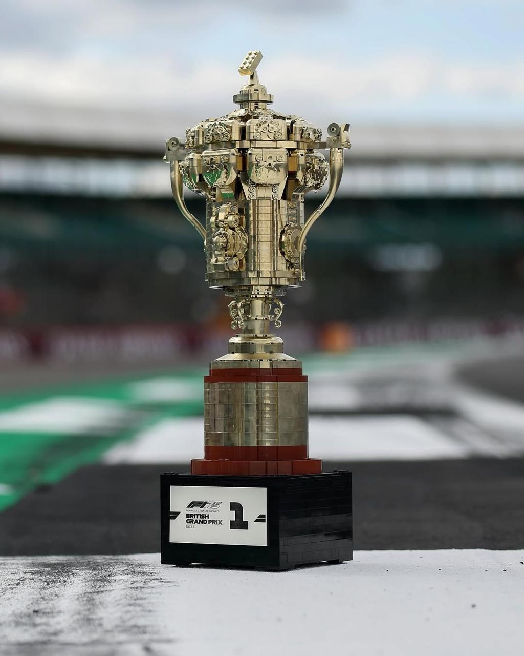 LEGO и Formula 1 продолжают свою потрясающую коллаборацию. В прошлый раз, на Гран-при Австрии, LEGO оформили 9-й поворот | Сетка — социальная сеть от hh.ru
