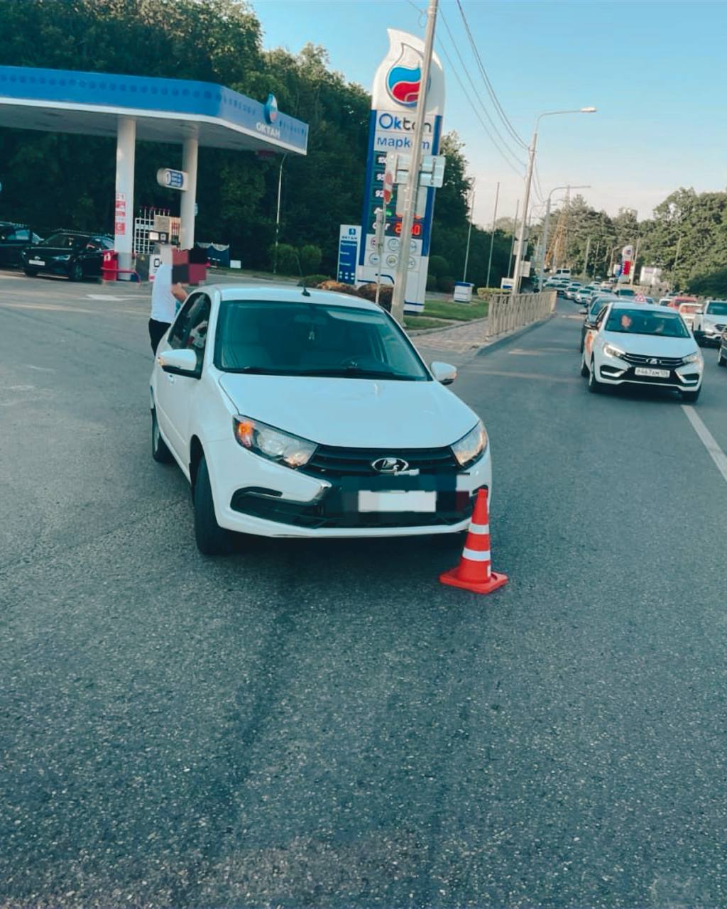 В Ставрополе водитель сбил девушку на самокате
21-летняя самокатчица пострадала в ДТП на ул. Западный Обход.
Девушка пересекала переход на самокате, когда ее сбила "Лада Гранта" при повороте | Сетка — социальная сеть от hh.ru