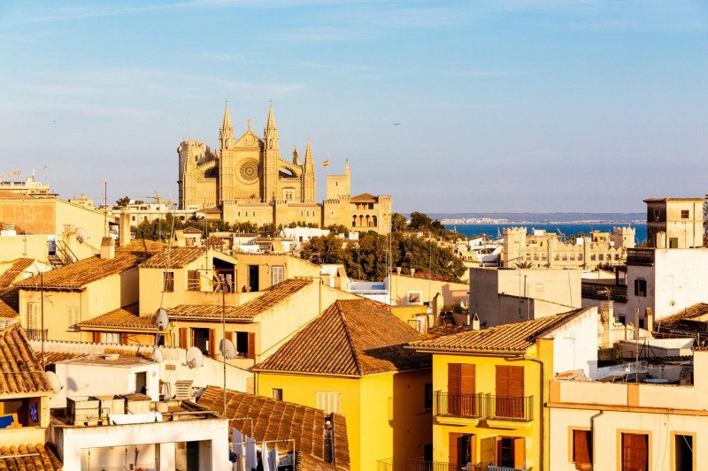 Palma De Mallorca
This is Palma de Mallorca
Palma de Mallorca is often seen as little more than a gateway to Mallorca’s postcard-perfect beaches, mountains and countryside–but overlook this enchanting... | Сетка — социальная сеть от hh.ru