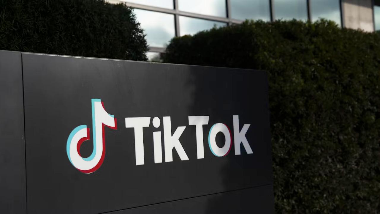 #Антон
TikTok продадут США, но есть нюанс
По данным The Information, компания ByteDance, которой принадлежит TikTok, обсуждает возможность запуска новой версии приложения специально для американского ... | Сетка — социальная сеть от hh.ru