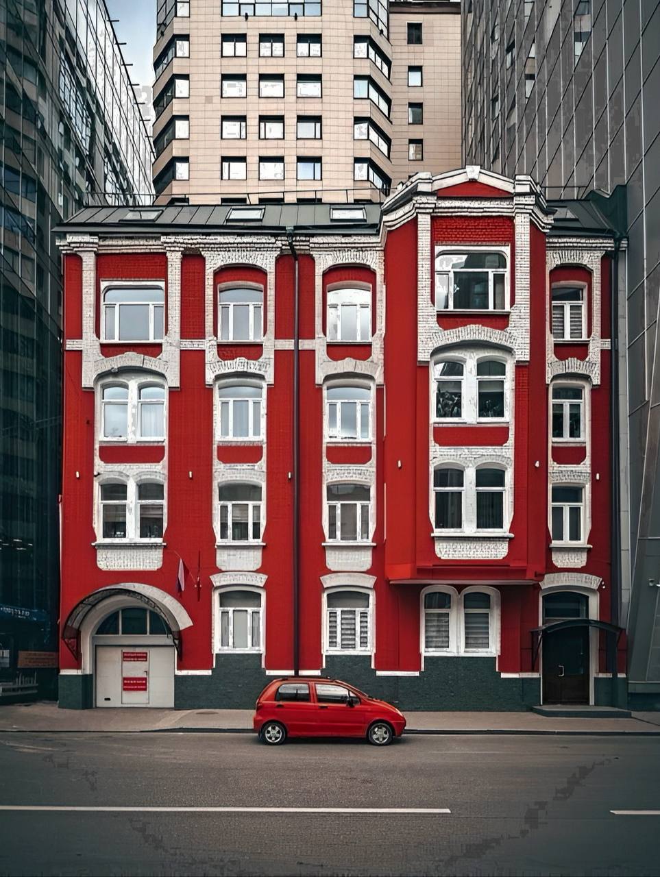 🏠Кирпичный четырёхэтажный дом конца XIX века
Это настоящий артефакт в сердце современного города. Его фасады хранят дух старой Москвы — без лишних украшений, но с настоящим характером и историей | Сетка — социальная сеть от hh.ru