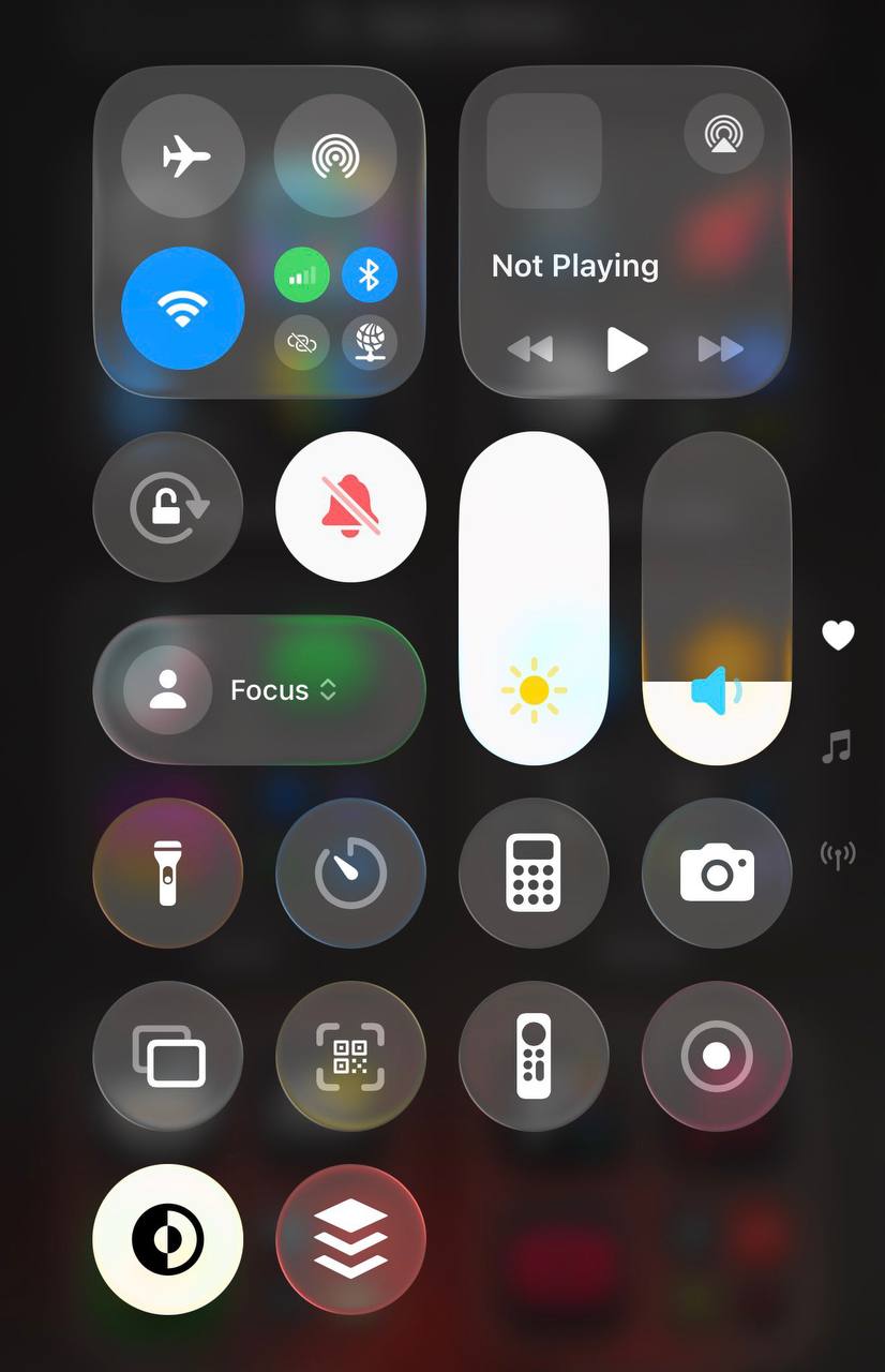 apple снова включила заднюю.
в третьей бете ios 26 «жидкое стекло» бесследно исчезло — иконки больше не полупрозрачные, как было на wwdc | Сетка — социальная сеть от hh.ru