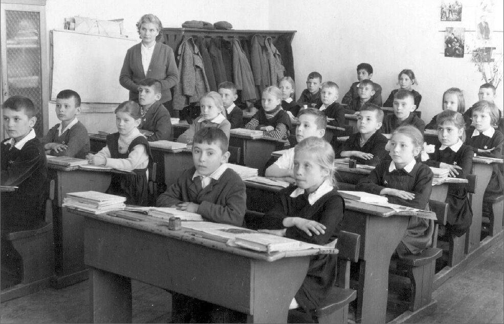 Нелепая шутка мальчика, из-за которой погиб весь класс
В 1983 году, в маленькой советской деревеньке, в местной школе проходил классный час, а после него чаепитие, один из одноклассников решил сыграть... | Сетка — социальная сеть от hh.ru