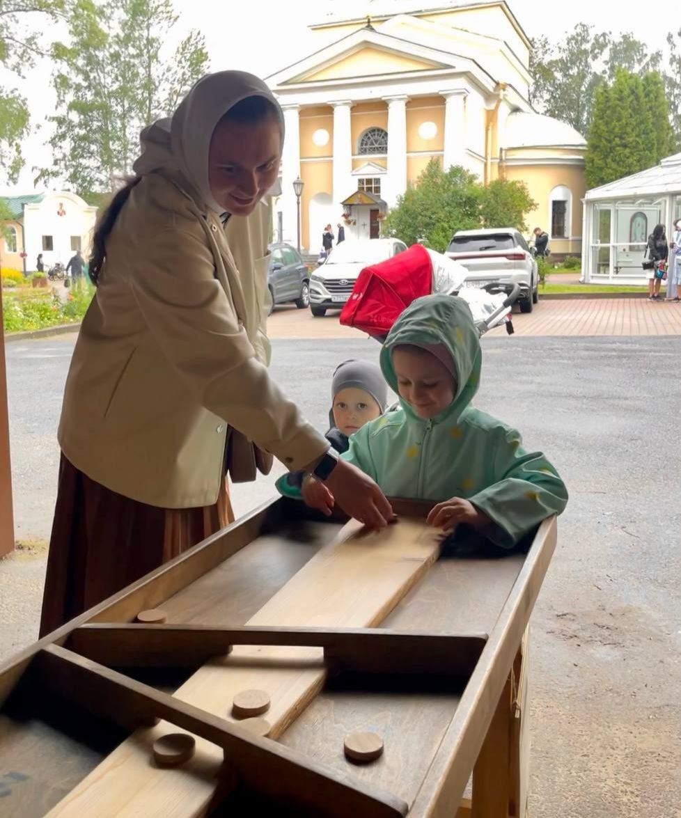 Для А.Н.Т. предлагаю немного переписать текст:
Накануне праздника Петра и Февронии Муромских, покровителей семьи, любви и верности, который празднуется 8 июля в России,❤️ ГК А.Н.Т | Сетка — социальная сеть от hh.ru