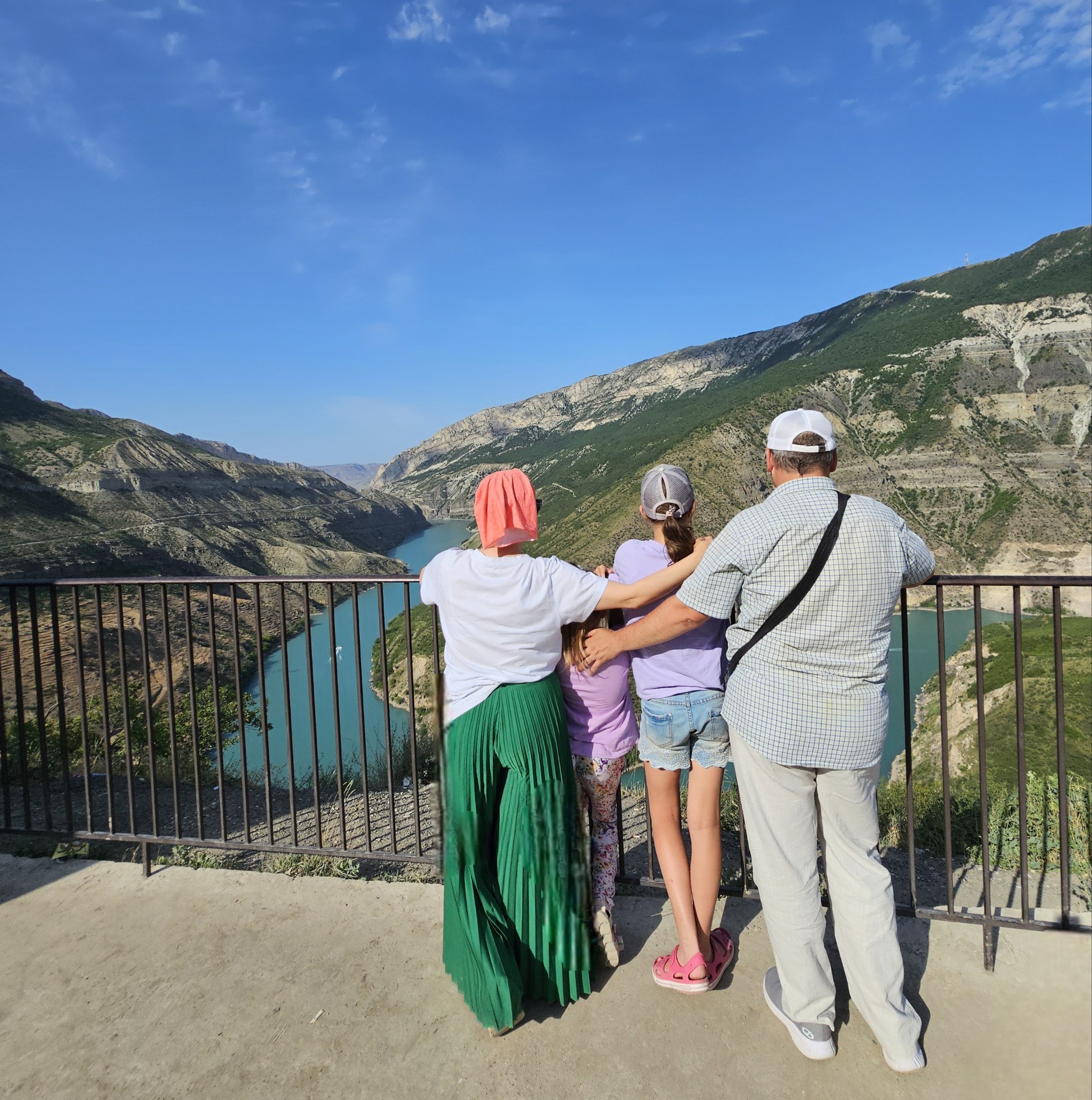 С Днём семьи, любви и верности всех, кто причастен!
Семья может быть разная, с любым количеством человек и поколений | Сетка — социальная сеть от hh.ru