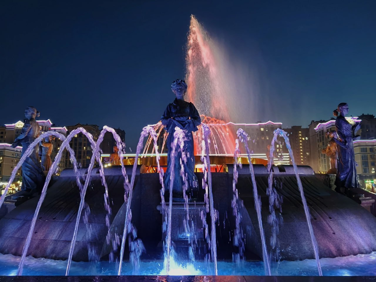 Вечер у фонтана «Россия» на Владимирской площади
📷 Катерина Куликова | Сетка — социальная сеть от hh.ru