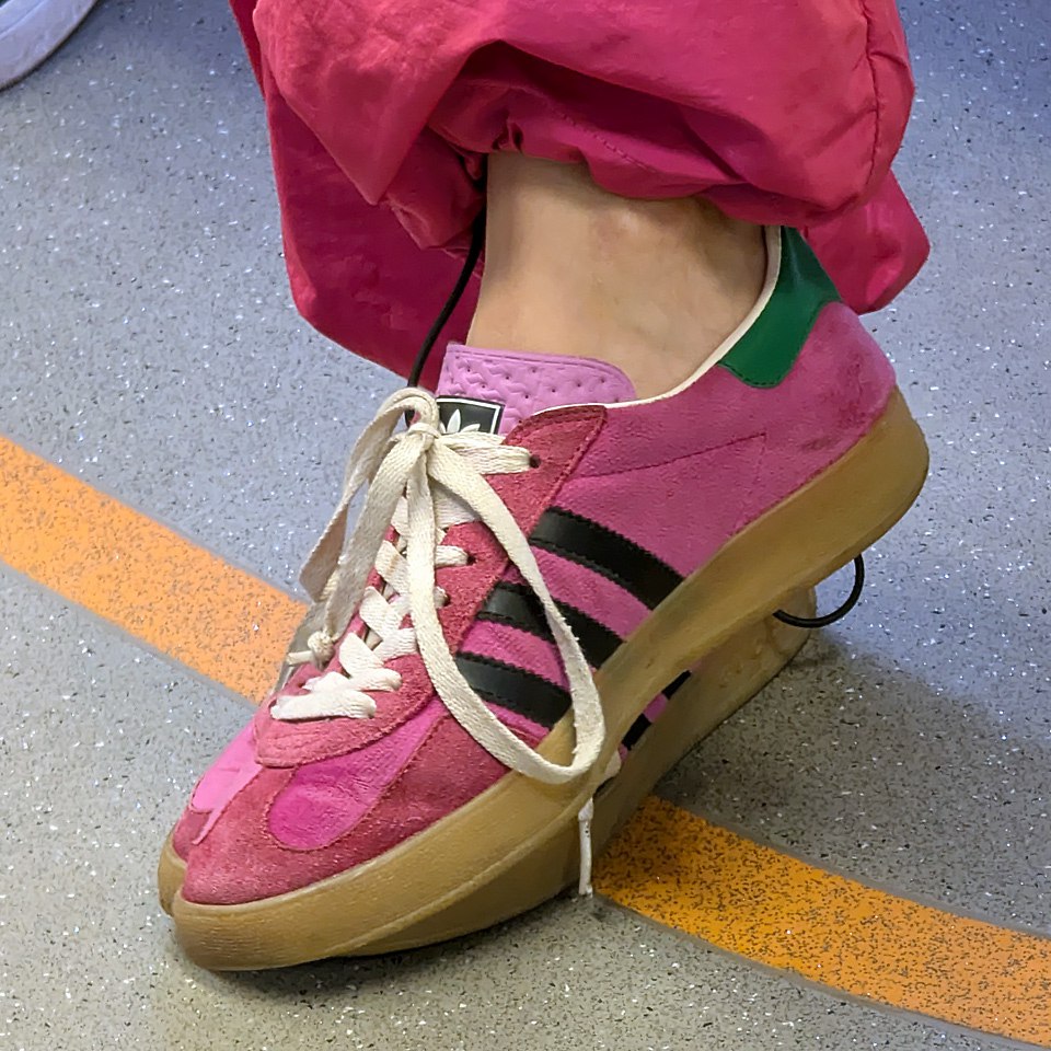 Адидасо-Гуччи уже встречались вот тут
Однако в розовых цветах у нас впервые | Сетка — социальная сеть от hh.ru