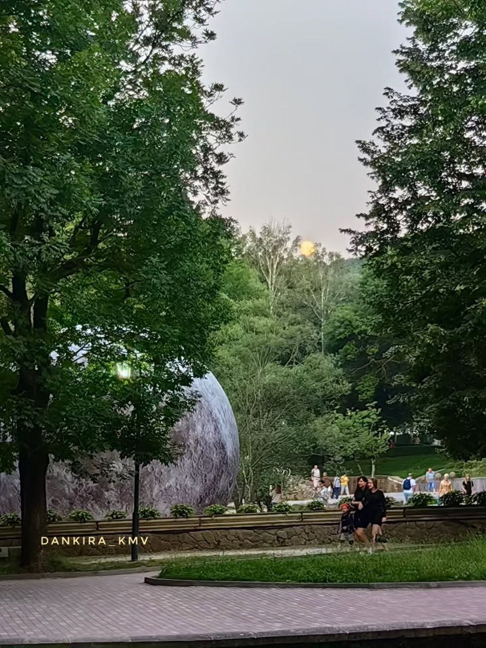 А вы знали, что в Кисловодске есть своя луна?
📸 @dankirakmv | Сетка — социальная сеть от hh.ru