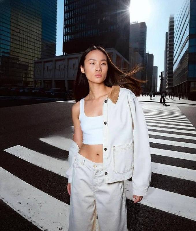 🤖 H&M запустил цифровых двойников
H&M представил ИИ-версии реальных моделей. Бренд клянётся, что живые люди не останутся без работы — просто теперь у каждого будет цифровой клон | Сетка — социальная сеть от hh.ru
