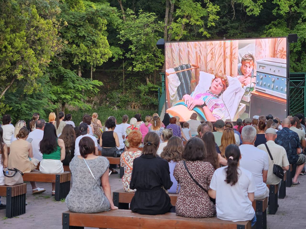 🍿Жители и гости Пятигорска вечерами собираются посмотреть кино под открытым небом. | Сетка — социальная сеть от hh.ru