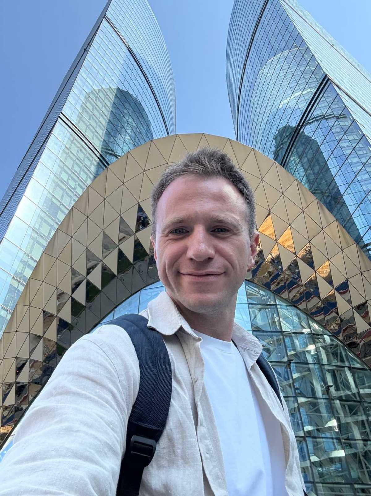 Знойная Москва. +30°C, асфальт тает, как мороженое из Мака. Захожу в штаб-квартиру Сбера на Кутузовской набережной – и сразу чувствую холод мурашками по нагретому телу | Сетка — социальная сеть от hh.ru