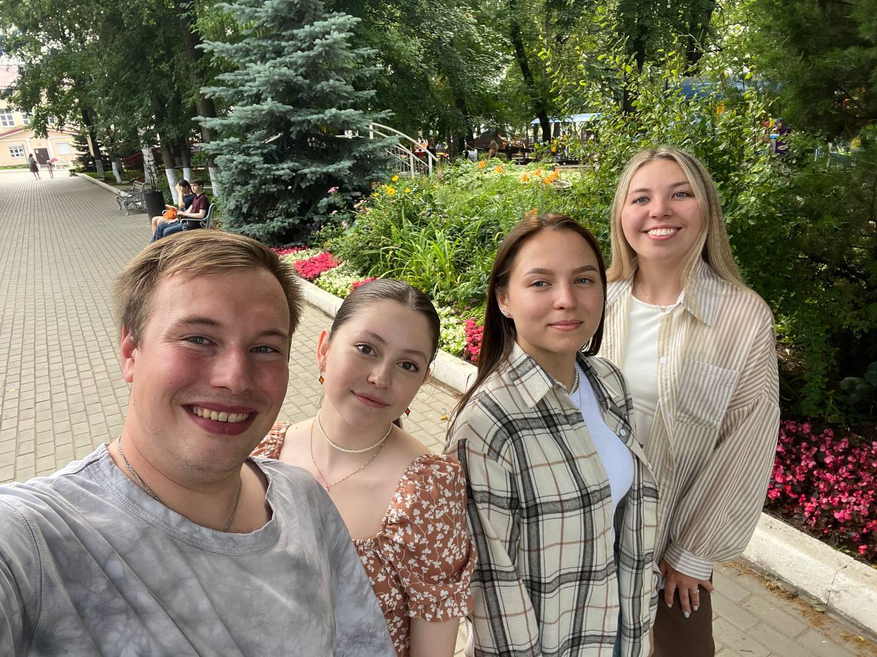 Веселые моменты жизни
Сегодня на обеде сходили прогуляться в парк Горького, поели гонконгских вафель и покатались на аттракционах | Сетка — социальная сеть от hh.ru