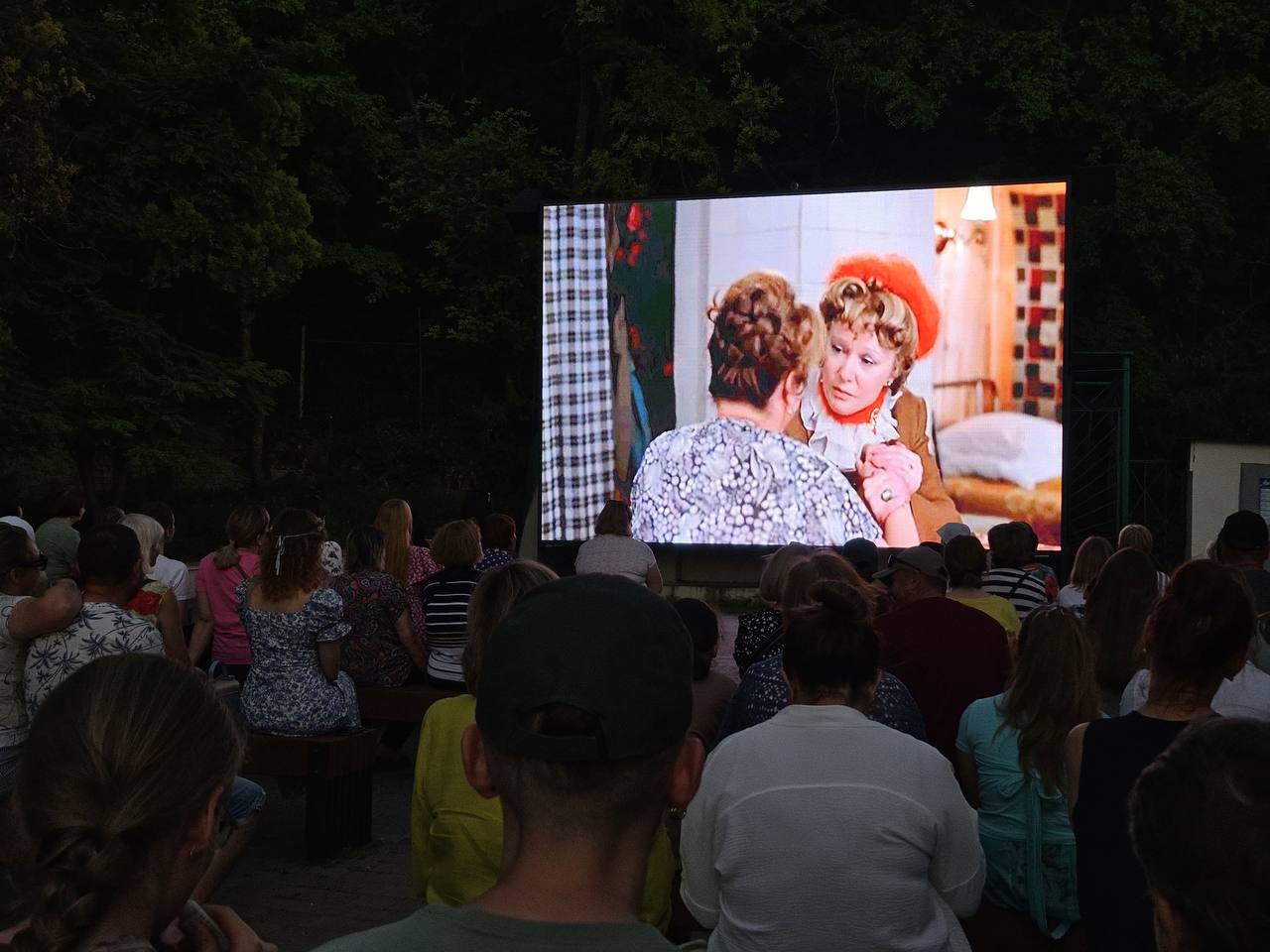 🎥 Жители и гости Пятигорска вечерами собираются посмотреть кино под открытым небом. | Сетка — социальная сеть от hh.ru