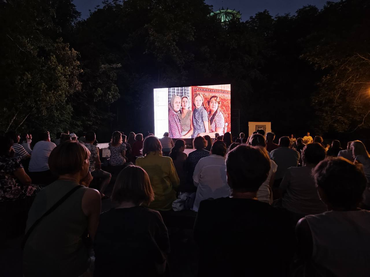 🎥 Жители и гости Пятигорска вечерами собираются посмотреть кино под открытым небом. | Сетка — социальная сеть от hh.ru