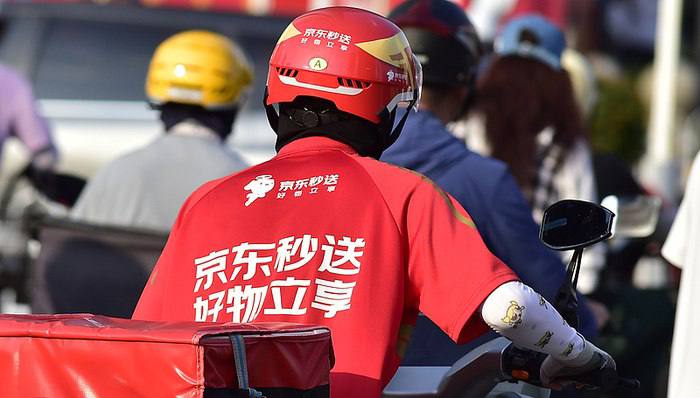 JD.com начал тестировать новую функцию: теперь курьеры выносят мусор.
Сервис пока работает только для части пользователей в нескольких китайских городах | Сетка — социальная сеть от hh.ru