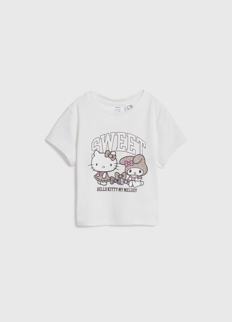 Бренд Ostin заколлабился с Hello Kitty! В магазины завезли тишечки, кофты, носочки, брелоки, ожерелье и серьги с кошечкой. Цены стартуют от 499 рублей (брелоки и носки) и доходят до 2199 за толстовки | Сетка — социальная сеть от hh.ru
