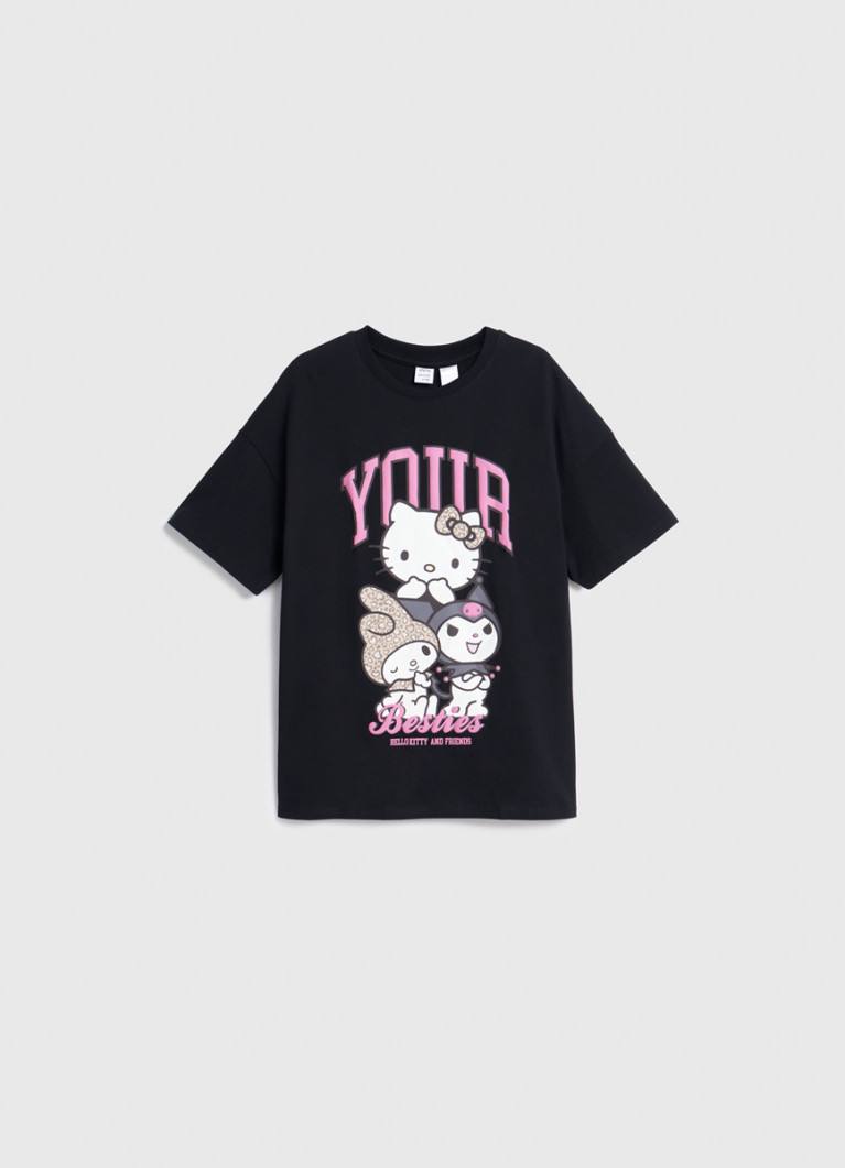 Бренд Ostin заколлабился с Hello Kitty! В магазины завезли тишечки, кофты, носочки, брелоки, ожерелье и серьги с кошечкой. Цены стартуют от 499 рублей (брелоки и носки) и доходят до 2199 за толстовки | Сетка — социальная сеть от hh.ru