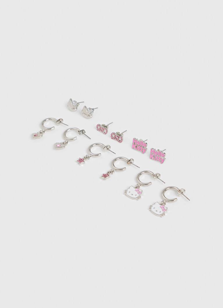 Бренд Ostin заколлабился с Hello Kitty! В магазины завезли тишечки, кофты, носочки, брелоки, ожерелье и серьги с кошечкой. Цены стартуют от 499 рублей (брелоки и носки) и доходят до 2199 за толстовки | Сетка — социальная сеть от hh.ru
