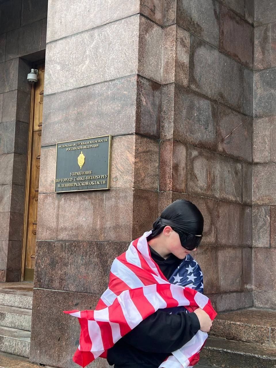 Навалившее или навальное так просто не отпускает... Уж если вляпался, то это диагноз. Юные придурки устроили фотосессию с флагом США у здания ФСБ в Петербурге.. | Сетка — социальная сеть от hh.ru