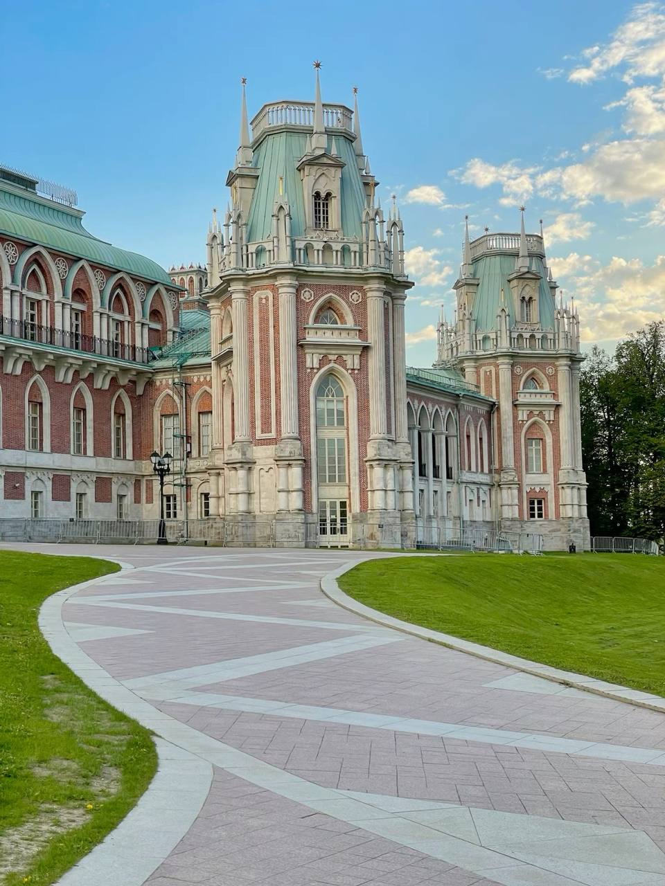 #афиша #пятница #11июля
АФИША:
11 июля
Экскурсии:
🏃🏽‍♀️‍➡️Бесплатная беговая экскурсия по парку Царицыно
📍Сбор группы у станции метро «Орехово» (выход № 2), рядом с КПП № 8
Подробнее
Фильмы:
📽Показ фи... | Сетка — социальная сеть от hh.ru