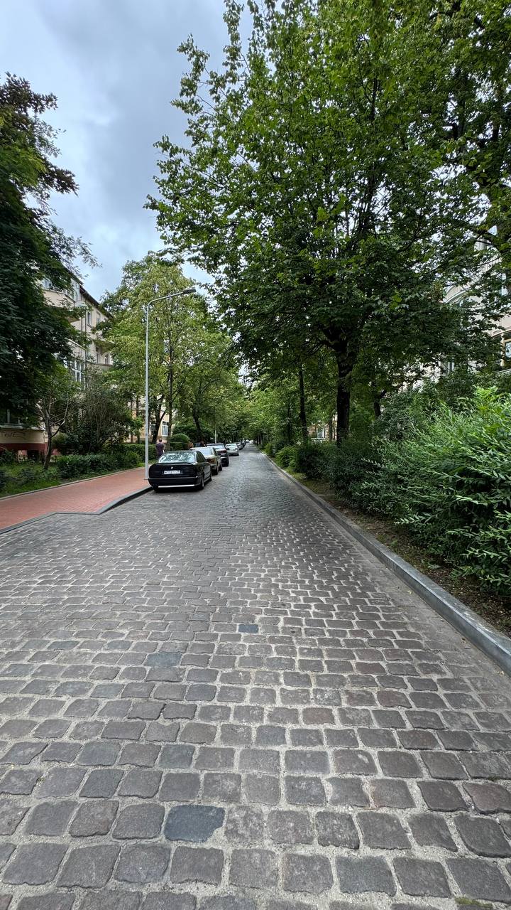 🏘 Калининград: где прусская кирпичность встречает советскую функциональность
В Калининграде город говорит с тобой сразу на двух языках — немецком и советском. Иногда — одновременно | Сетка — социальная сеть от hh.ru