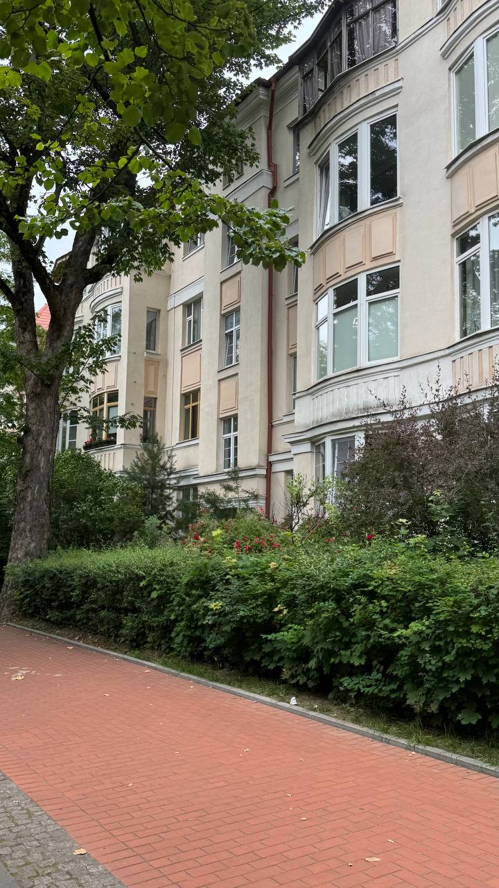 🏘 Калининград: где прусская кирпичность встречает советскую функциональность
В Калининграде город говорит с тобой сразу на двух языках — немецком и советском. Иногда — одновременно | Сетка — социальная сеть от hh.ru