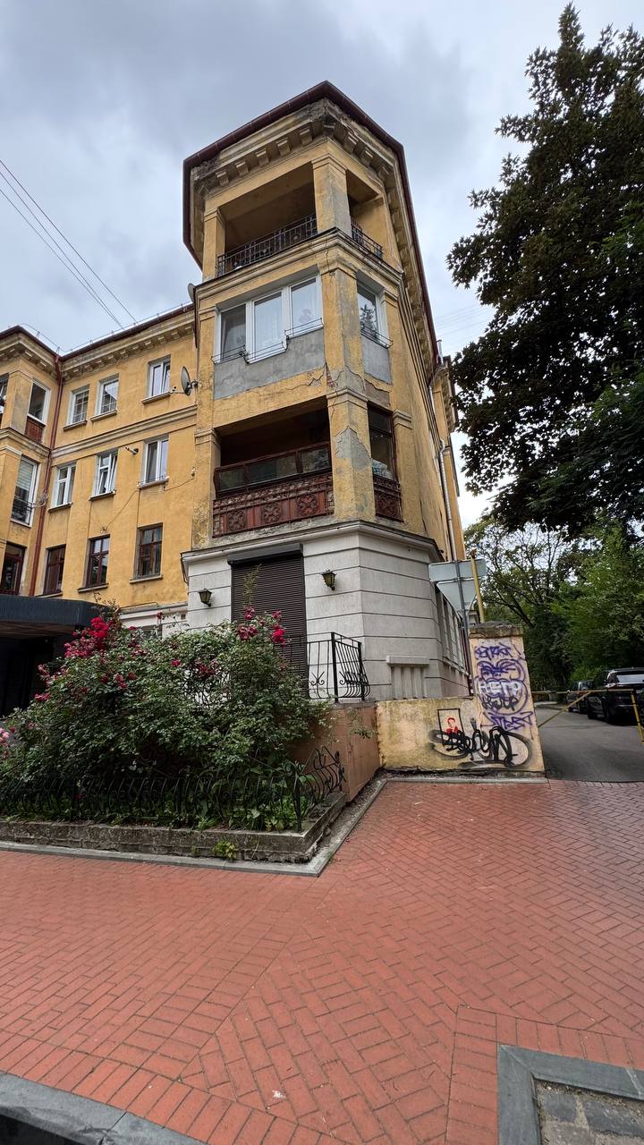 🏘 Калининград: где прусская кирпичность встречает советскую функциональность
В Калининграде город говорит с тобой сразу на двух языках — немецком и советском. Иногда — одновременно | Сетка — социальная сеть от hh.ru