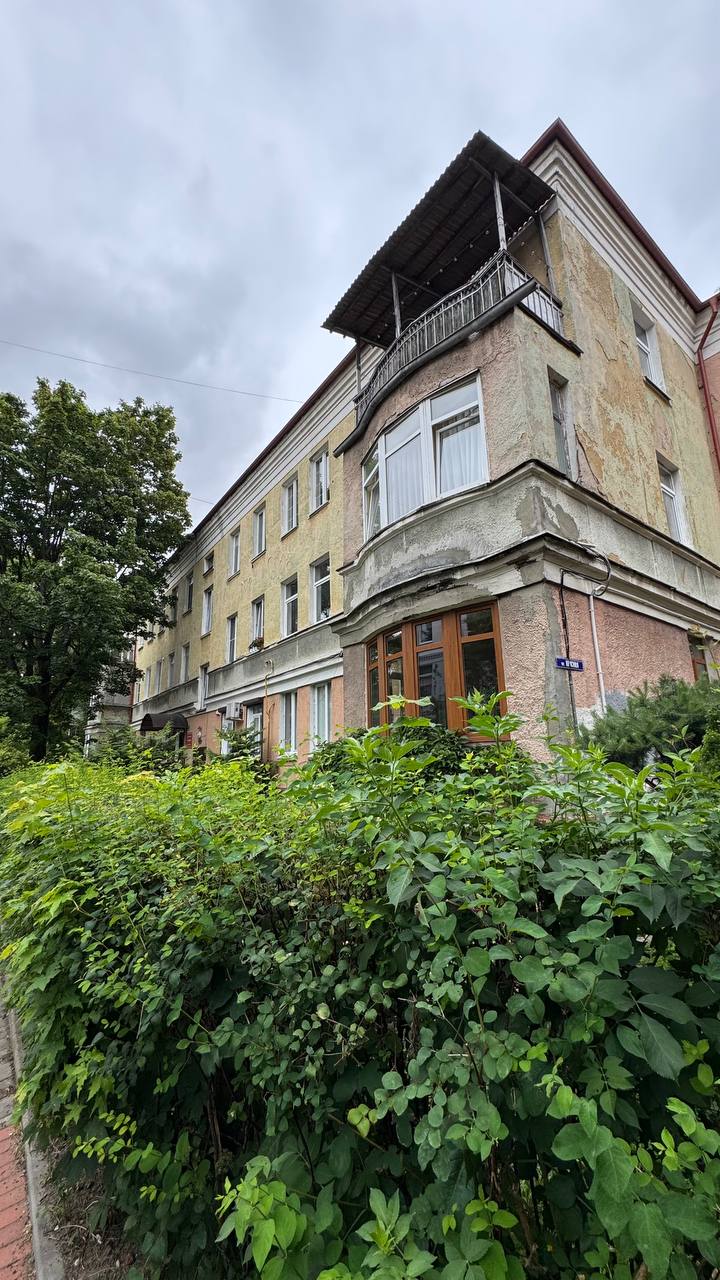 🏘 Калининград: где прусская кирпичность встречает советскую функциональность
В Калининграде город говорит с тобой сразу на двух языках — немецком и советском. Иногда — одновременно | Сетка — социальная сеть от hh.ru