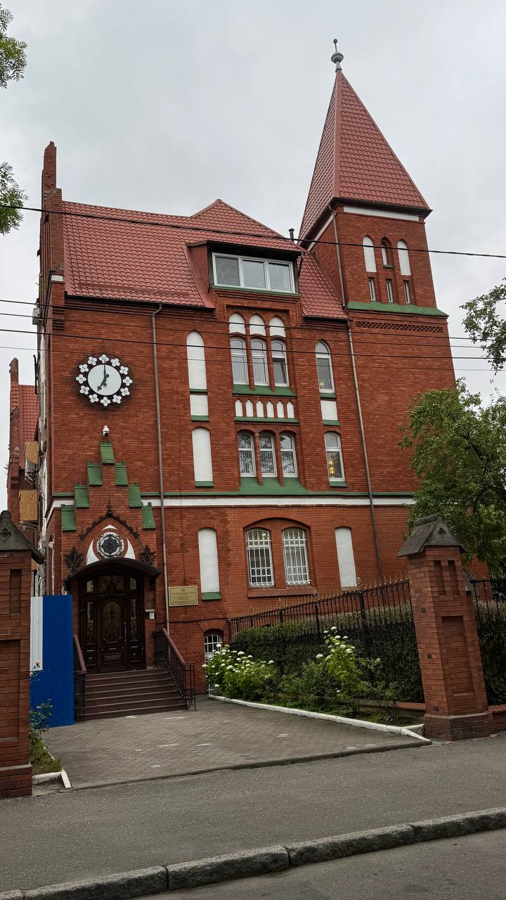 🏘 Калининград: где прусская кирпичность встречает советскую функциональность
В Калининграде город говорит с тобой сразу на двух языках — немецком и советском. Иногда — одновременно | Сетка — социальная сеть от hh.ru