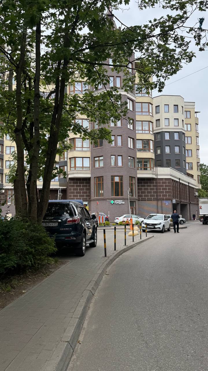 🏘 Калининград: где прусская кирпичность встречает советскую функциональность
В Калининграде город говорит с тобой сразу на двух языках — немецком и советском. Иногда — одновременно | Сетка — социальная сеть от hh.ru