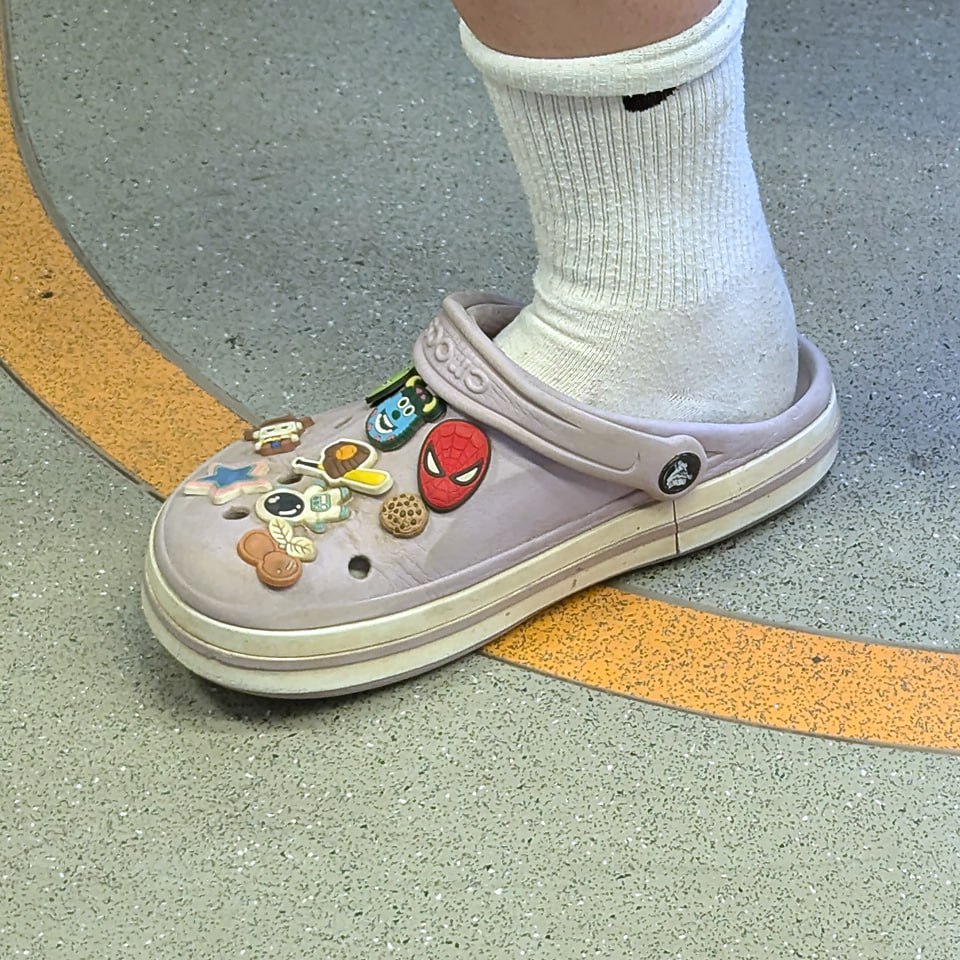 Мне всегда было интересно наблюдать за джибитсами 👀 Ведь это как мини-галерея на ногах, в которой каждый значок — не просто украшение, а попытка что-то о себе рассказать | Сетка — социальная сеть от hh.ru