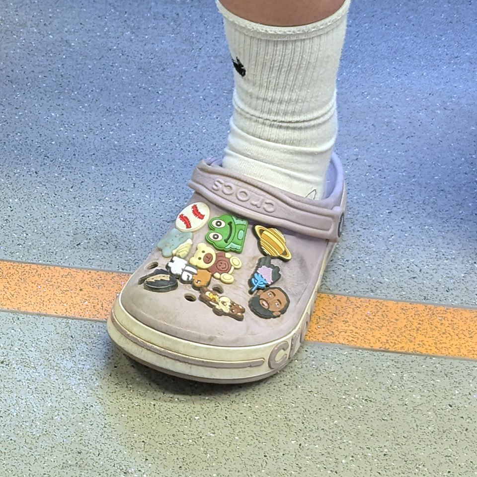 Мне всегда было интересно наблюдать за джибитсами 👀 Ведь это как мини-галерея на ногах, в которой каждый значок — не просто украшение, а попытка что-то о себе рассказать | Сетка — социальная сеть от hh.ru