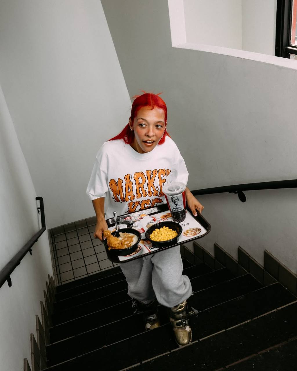Прикол, KFC заколлабился с брендом из ЛА и выкатил целую коллекцию шмота | Сетка — социальная сеть от hh.ru