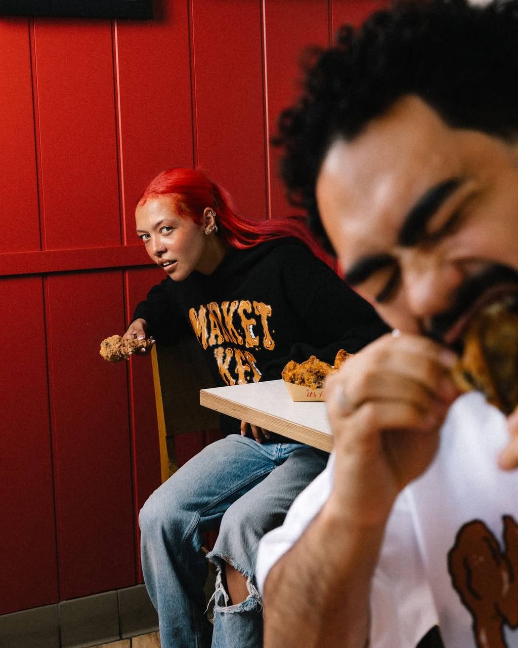 Прикол, KFC заколлабился с брендом из ЛА и выкатил целую коллекцию шмота | Сетка — социальная сеть от hh.ru