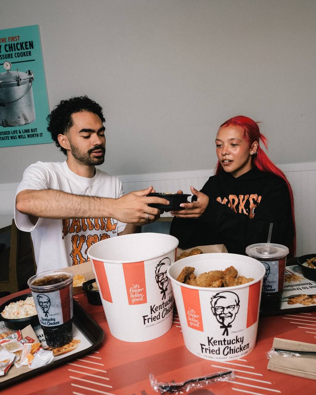 Прикол, KFC заколлабился с брендом из ЛА и выкатил целую коллекцию шмота | Сетка — социальная сеть от hh.ru