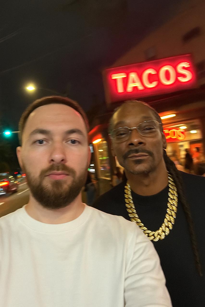 🎁 Когда Snoop Dogg стучится в личку
Вчера вечером случилось кое-что необычное…
Получаю сообщение: "Hey, buddy! Можем разместить рекламу в твоем канале?"
Думаю, кто-то из друзей розыгрыш устроил 😅
Но н... | Сетка — социальная сеть от hh.ru