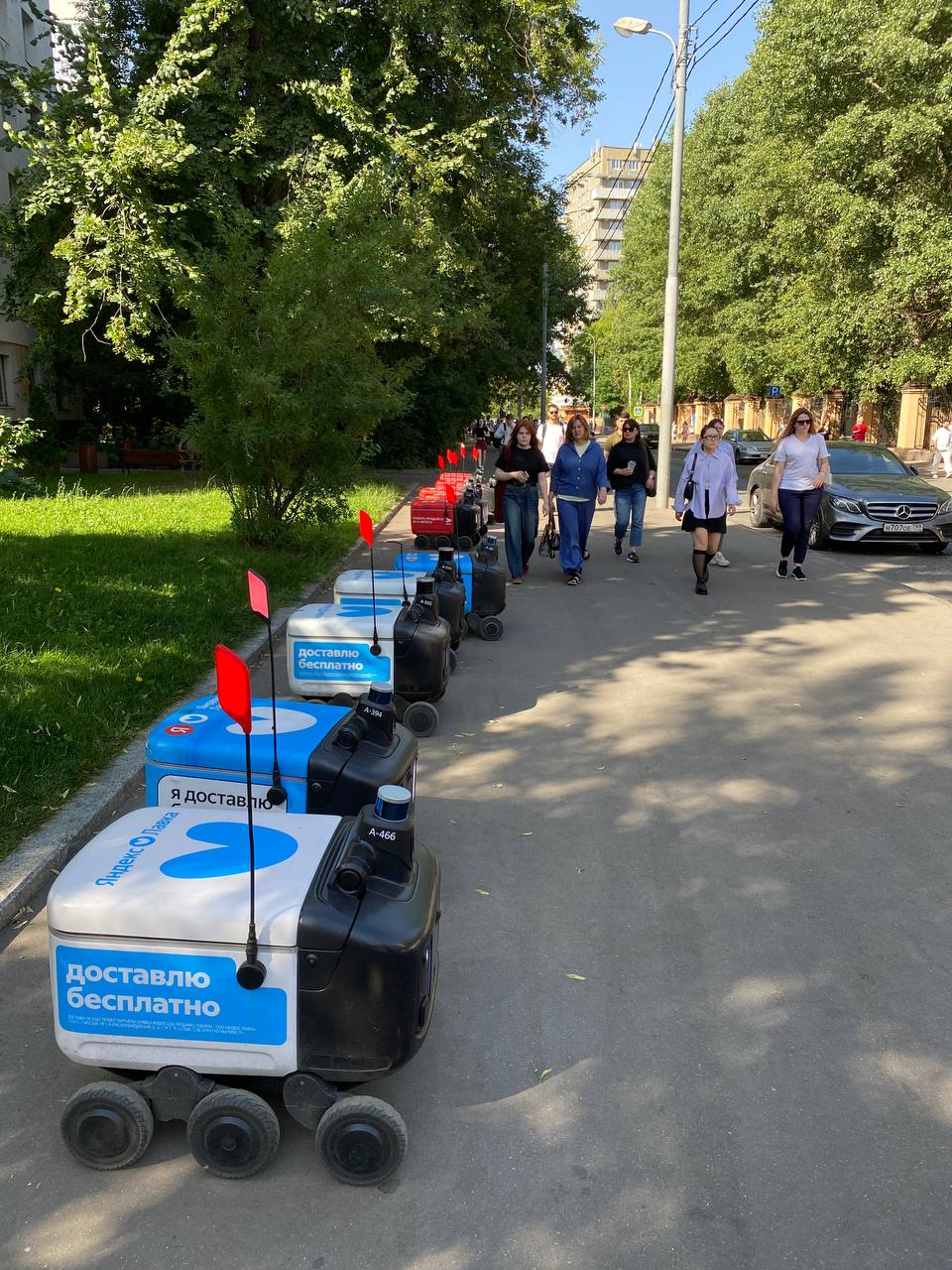 В Москве роятся роботы аж нескольких компаний. Прикольное зрелище на фоне советских тракторов с поливалками, разъезжающих по улицам 😁 | Сетка — социальная сеть от hh.ru