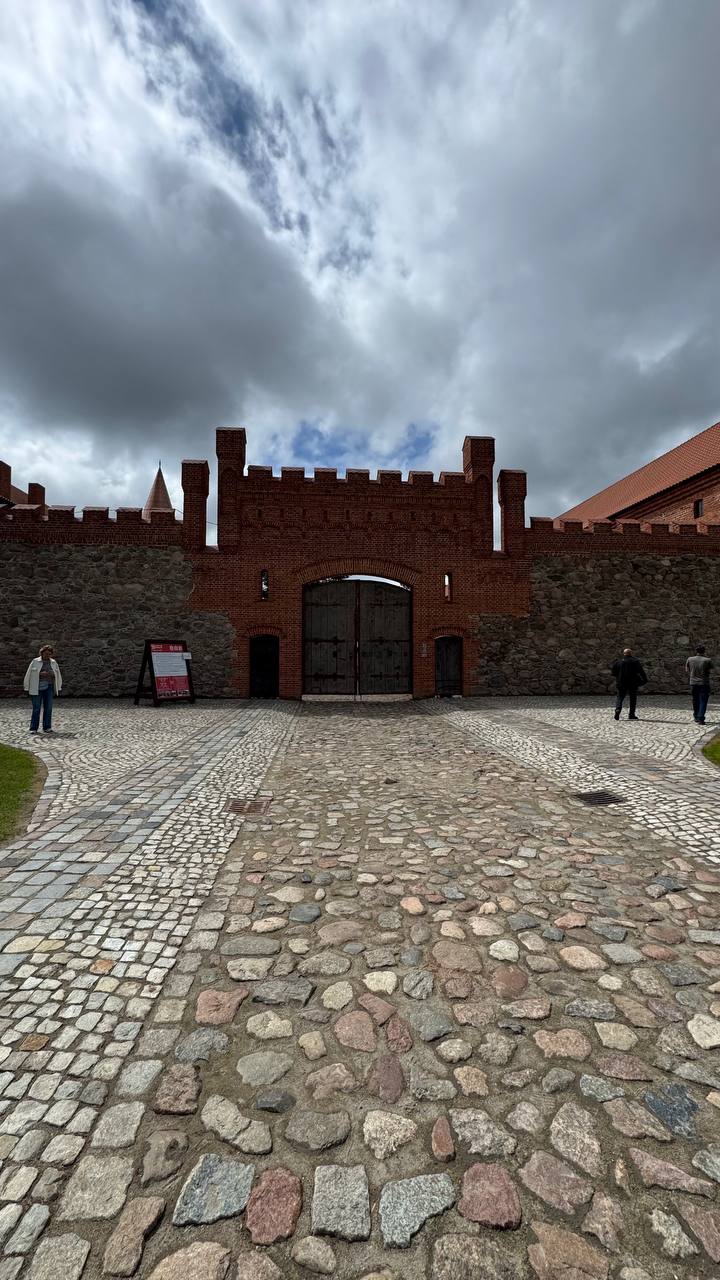 🏰 Замок Нойхаузен — время, которое можно потрогать
Каждый кирпич здесь дышит веками.
Каждая бойница — как замерший взгляд в прошлое | Сетка — социальная сеть от hh.ru