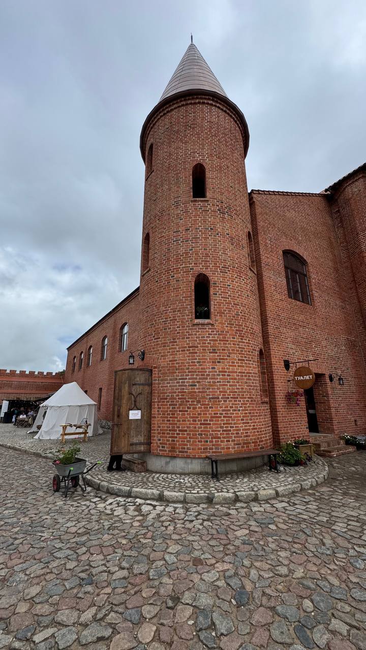 🏰 Замок Нойхаузен — время, которое можно потрогать
Каждый кирпич здесь дышит веками.
Каждая бойница — как замерший взгляд в прошлое | Сетка — социальная сеть от hh.ru