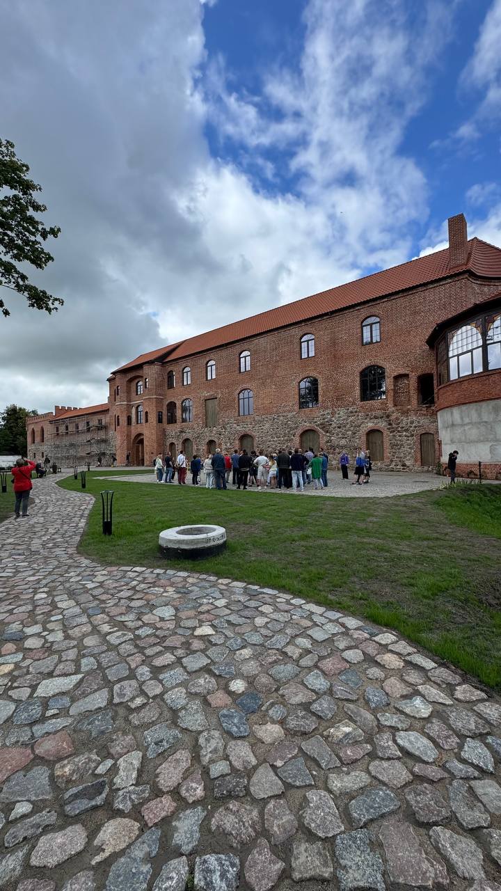 🏰 Замок Нойхаузен — время, которое можно потрогать
Каждый кирпич здесь дышит веками.
Каждая бойница — как замерший взгляд в прошлое | Сетка — социальная сеть от hh.ru
