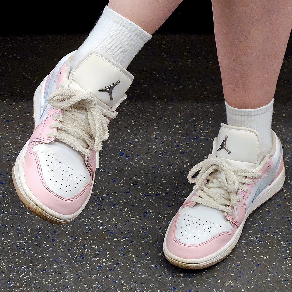 В метро сегодня снова было кое-что милое — на ногах у пассажирки красовались Jordan 1 Low SE «Paw Print» в оттенке Pink Foam | Сетка — социальная сеть от hh.ru