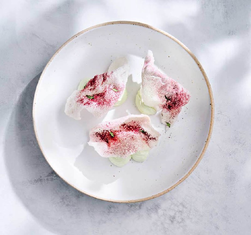 Популярное блюдо с нетривиальной историей — рассказываем, как приготовить и с чем подавать рисовые чипсы. Читайте в нашей постоянной рубрике «Стол» на сайте wajournal.ru
Фотограф: Родион Ковенькин | Сетка — социальная сеть от hh.ru