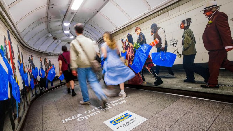В 2023 году IKEA разместила 19-метровую сумку Frakta в центре Лондона на Оксфорд-стрит | Сетка — социальная сеть от hh.ru