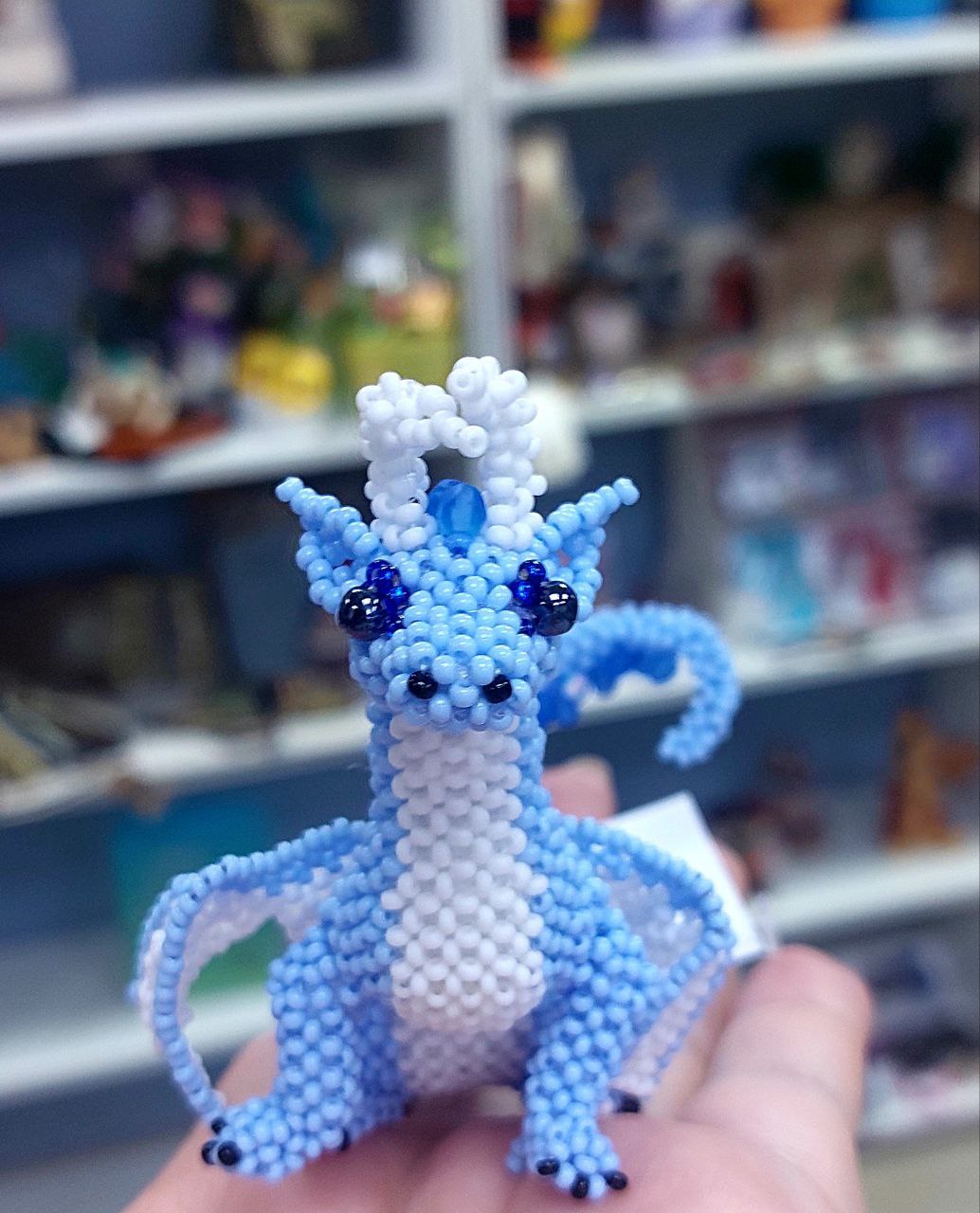 Маленький дракончик знает: сегодня день больших возможностей! Разбуди в себе дракона! Пусть день будет энергичным!
P.S | Сетка — социальная сеть от hh.ru