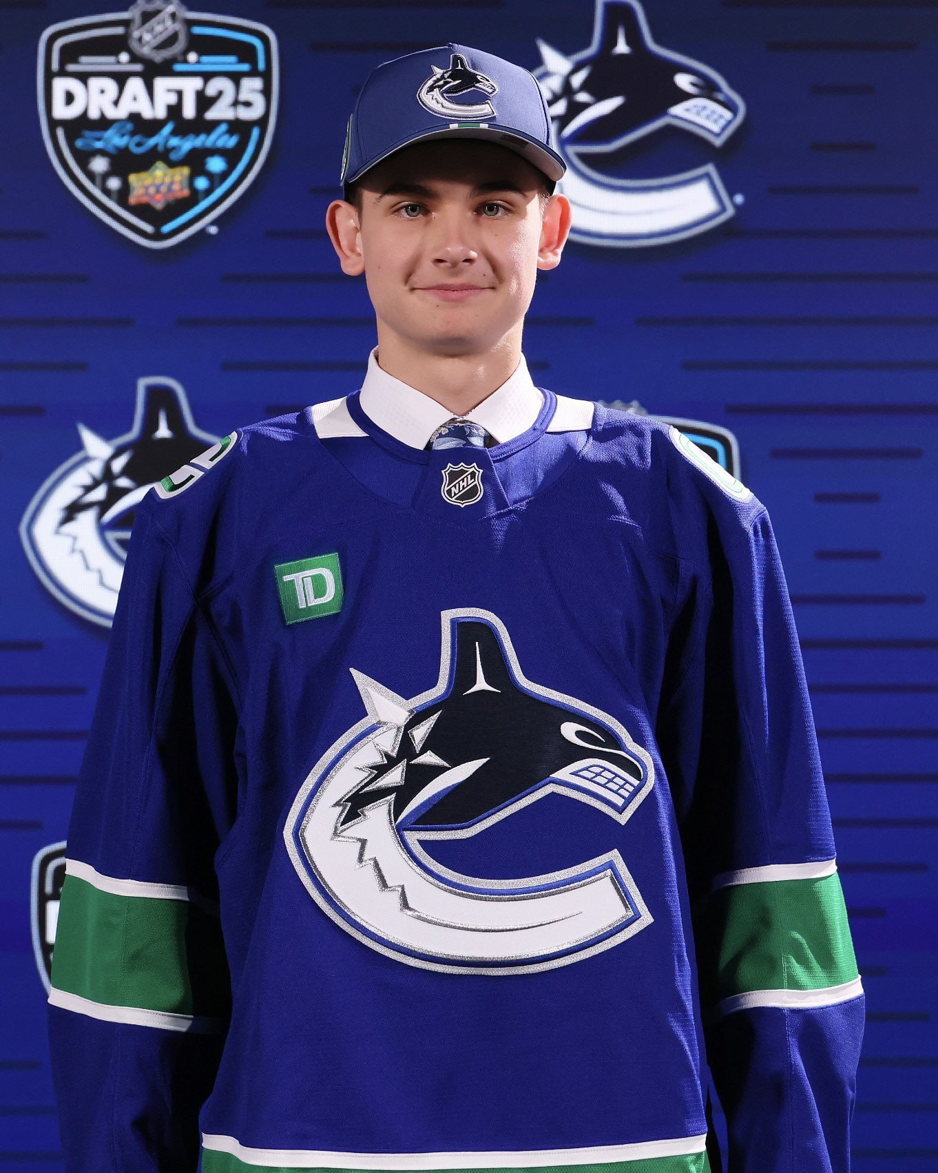 📢#NEWS & #RUMORS
🦈 17-летний вратарь Алексей Медведев подписал контракт новичка на три сезона. 47-й пик прошедшего драфта | Сетка — социальная сеть от hh.ru