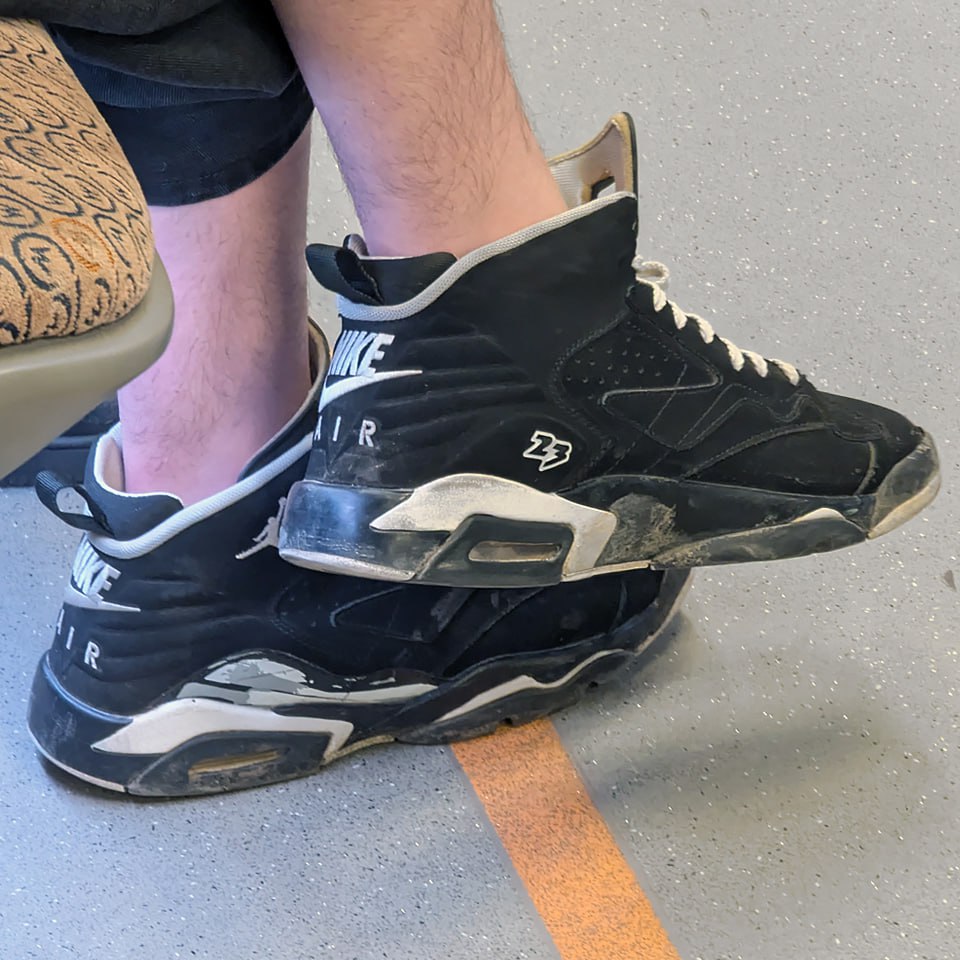 Ну вот, к вечеру похолодало 🌧 — самое время достать из шкафа свои старые добрые джорданы. Те самые, проверенные временем (и лужами) | Сетка — социальная сеть от hh.ru