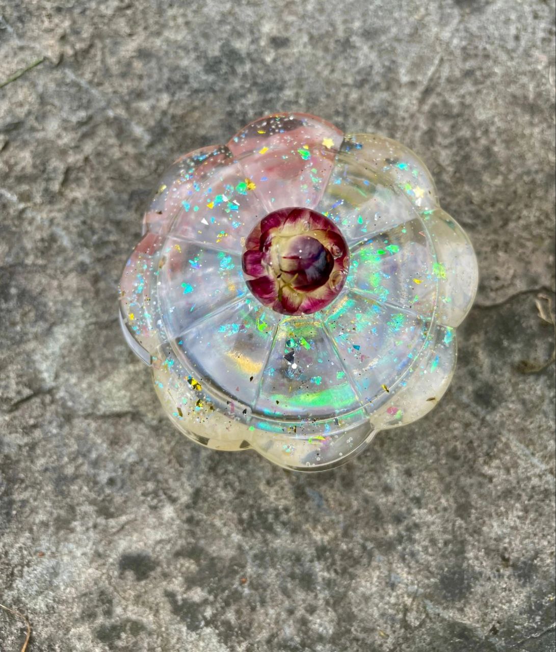 ✨ В МОИХ СТЕНАХ ЖИВЁТ ЛЕТО!
Привет, любитель волшебных мелочей! Я — не просто шкатулка, а прозрачный кусочек счастья, застывший в руках мастера | Сетка — социальная сеть от hh.ru