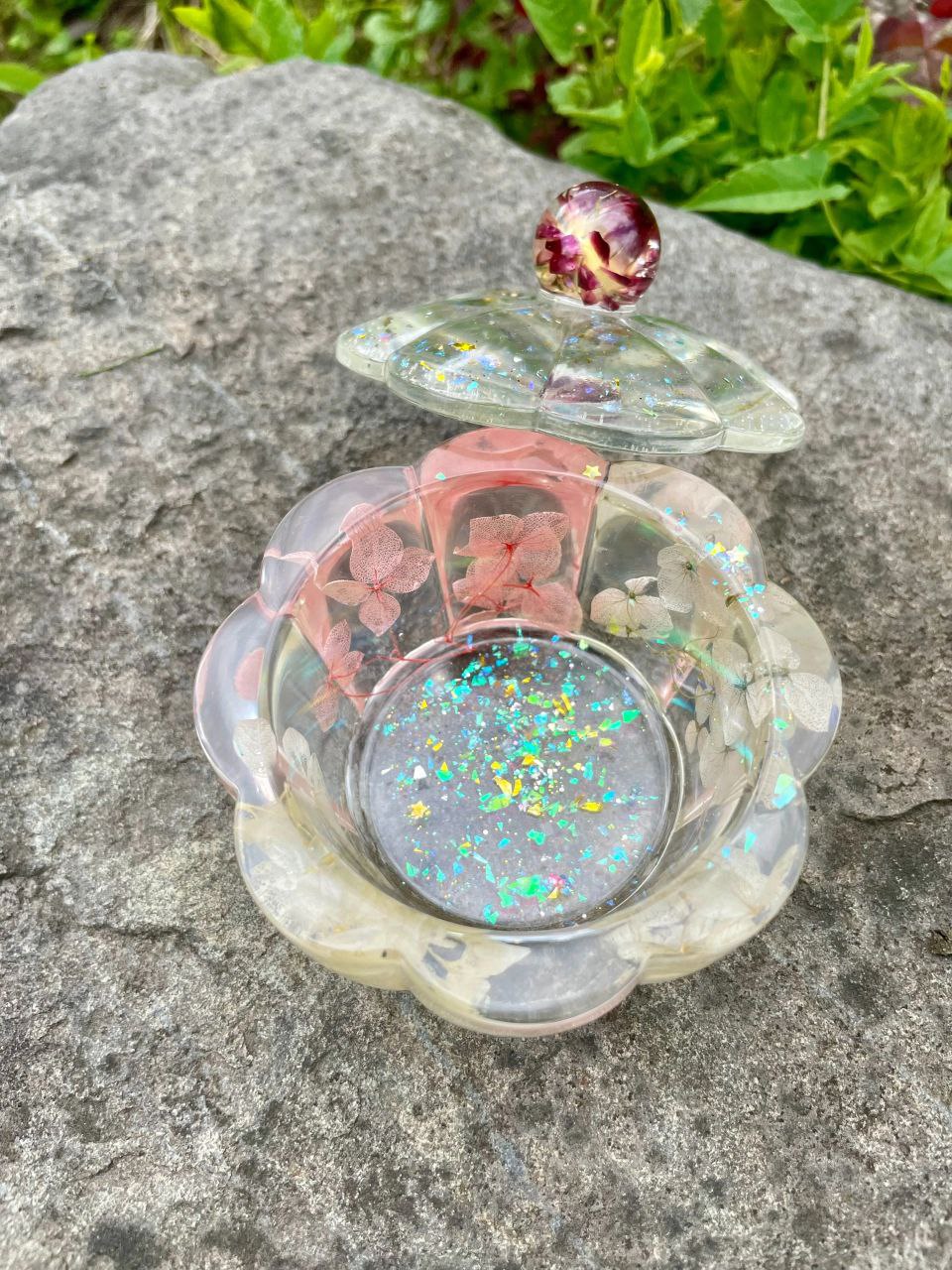 ✨ В МОИХ СТЕНАХ ЖИВЁТ ЛЕТО!
Привет, любитель волшебных мелочей! Я — не просто шкатулка, а прозрачный кусочек счастья, застывший в руках мастера | Сетка — социальная сеть от hh.ru