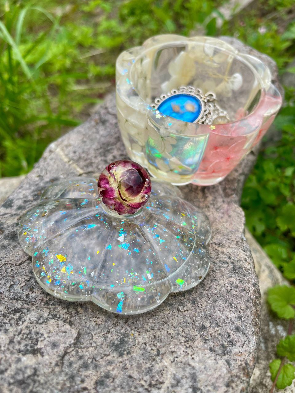 ✨ В МОИХ СТЕНАХ ЖИВЁТ ЛЕТО!
Привет, любитель волшебных мелочей! Я — не просто шкатулка, а прозрачный кусочек счастья, застывший в руках мастера | Сетка — социальная сеть от hh.ru