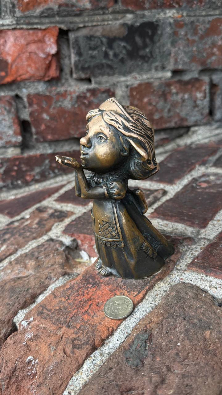 🔍 Маленькие стражи большого города
Калининград теперь невозможно представить без них.
Они прячутся на подоконниках, заборах, мостах и даже в кирпичных щелях старинных зданий | Сетка — социальная сеть от hh.ru